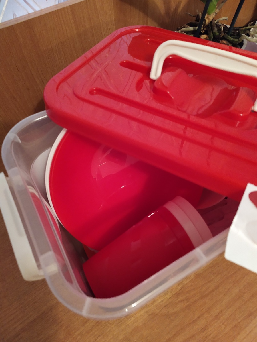 очень удобные ручки сбоку - надежно крепят крышку