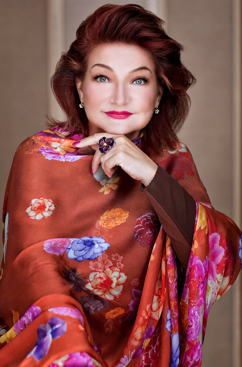 Ее свежие фото потрясают! После развода она словно помолодела на лет 20.