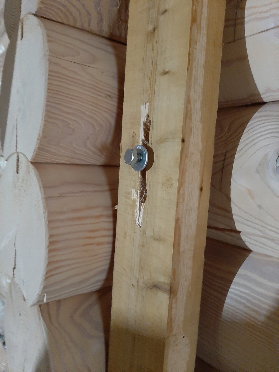 Крепление скользит внутри стойки