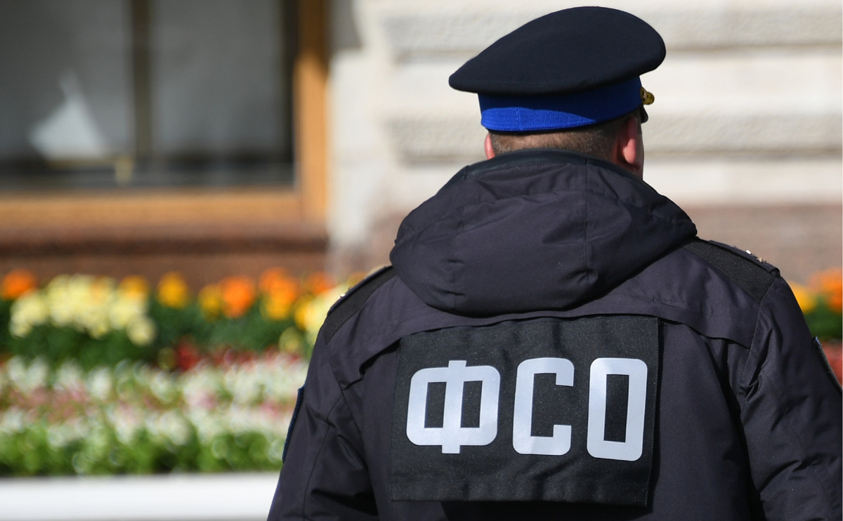 Депутаты Государственной Думы приняли во втором чтении поправки в Федеральный закон  «О государственной охране», направленные на совершенствование полномочий ведомства.

«Сотрудники органов государственной охраны имеют право на применение физической силы, 
специальных средств, оружия и боевой техники лично или в составе подразделения (группы), 
а командиры (начальники) имеют право отдавать приказы об их применении в случаях и в порядке, 
которые предусмотрены настоящим федеральным законом и другими нормативными правовыми актами РФ»,
 — указано в тексте законопроекта. «Применение сотрудниками органов государственной 
охраны боевой техники осуществляется в порядке, определяемом Правительством РФ», 
также сказано в документе.

Также законопроектом предлагается «наделить органы государственной охраны правом 
определять трассы проезда (передвижения) объектов государственной охраны».