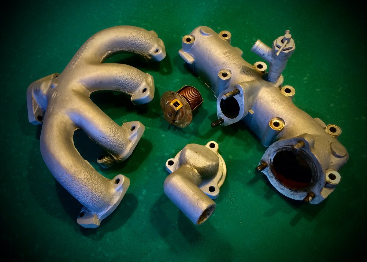 Шедевры промышленной эстетики-1959: выпускной коллектор, термостат, впускной коллектор, крышка.