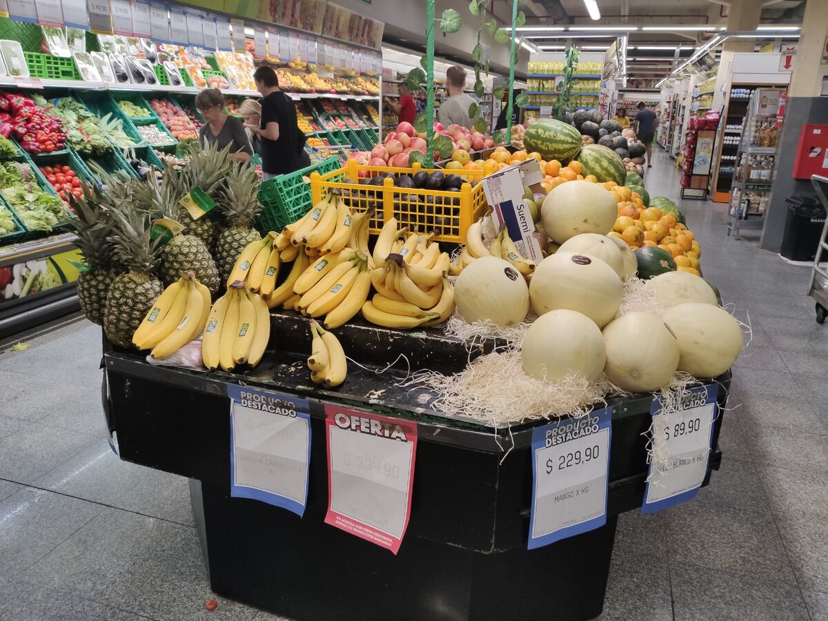 Фрукты в супермаркете
