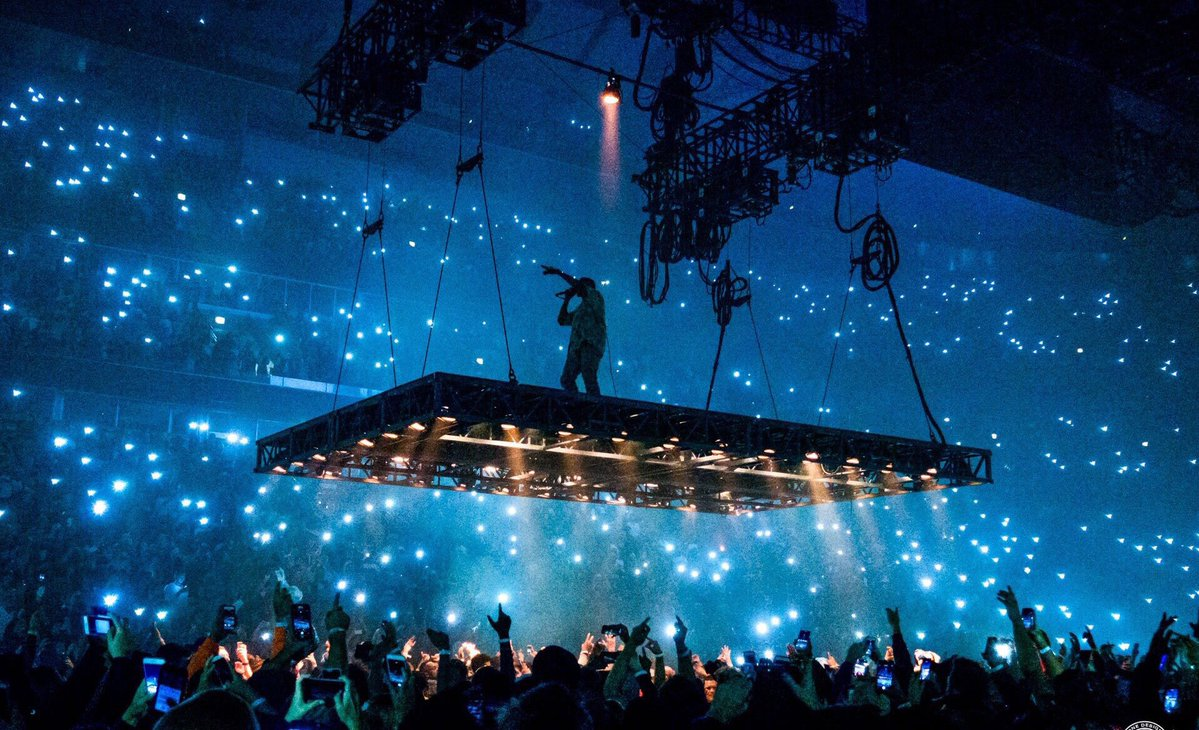 Канье Вест на сцене 