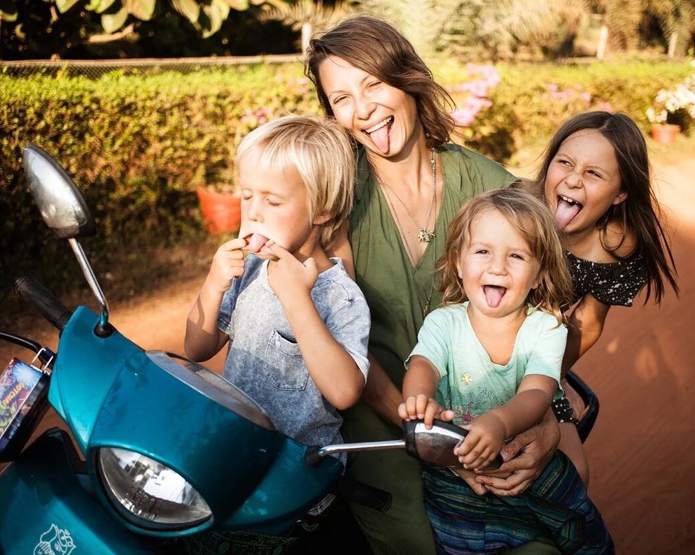 Смотри фото в карусели: прилегла на пляже и компания не заставила себя ждать, называется