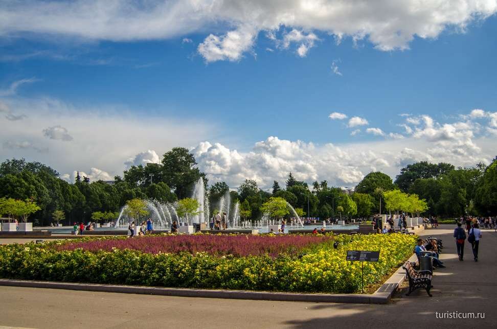 https://turisticum.ru/2016/10-mest-moskva.html