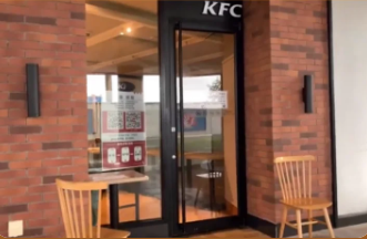 на фото не очень хорошо видно, но это KFC во время эпидемии в Китае. Посетители не могут зайти внутрь. 