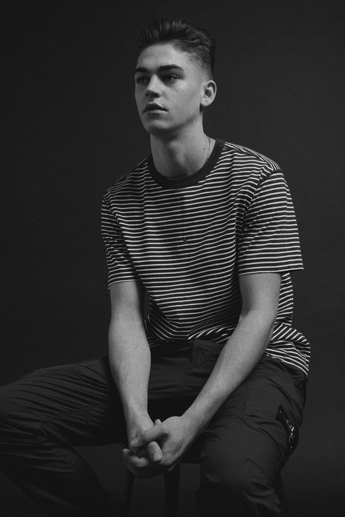 Ему 22 года,родился в Лондоне,помимо актерской деятельности ,ходит по подиуму.