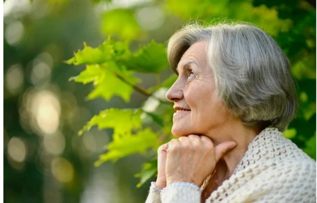 
Вопросы, рассмотренные в материале: 
Как меняется состояние организма в процессе старения?
Каким заболевания подвержены люди пожилого возраста?
Как улучшить психическое и социальное состояние пожилых людей?
Как людям старше 60 следить за своим здоровьем?
Все люди стареют, однако, даже пожилые нуждаются в полноценной, наполненной жизни. Им хочется хорошо себя чувствовать, общаться с родными, радоваться
успехам детей и внуков. Но, к сожалению, человек почтенного возраста может испытывать различные недомогания. В данной статье мы расскажем о
здоровье пожилых людей, а также о том, как его можно поддержать.

Лучшие цены на услуги по уходу за пожилыми в Москве и области!