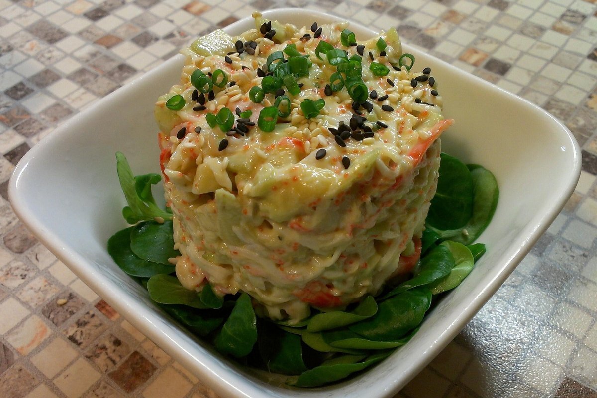 Салат с крабовым мясом и авокадо