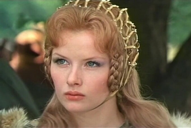 Леди Ровена очаровательна и скучновата. Скриншот. Источник - YouTube.