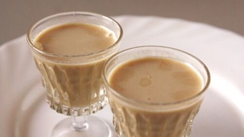     Коктейль «КГБ» готовиться слоями.  Штопором открываем все три бутылки с ликёром.       Берём коктейльный стакан и поочерёдно наливаем три ликёра: сначала кофейный, затем ликёр Галианно, и наконец, третьим слоем наливаем ликёр Бейлиз. Наливать алкоголь следует аккуратно постенке бокала или при помощи специальное барной ложки для коктейлей, в противном случае ваши слои смешаются.       Как вы могли заметить, название коктейля происходит от первых букв его ингредиентов.   