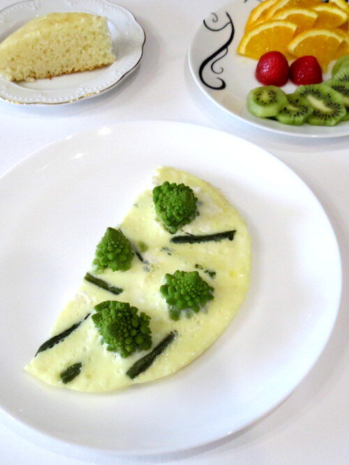 Творожный омлет со стручковой фасолью и капустой романеско. Это ребёнку, вторая половина досталась мне