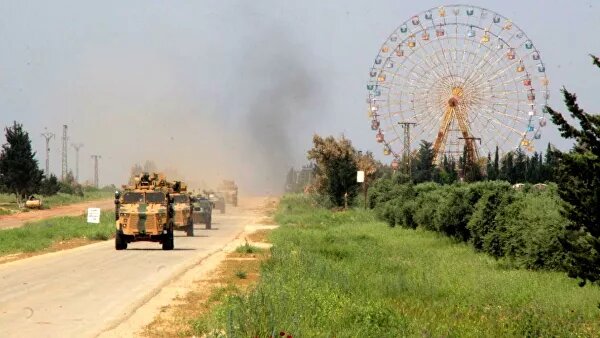 Американские самолеты бомбили Ракку, не жалея боеприпасов, с 6 июня по 17 октября 2017-го. Наконец коалиция, возглавляемая США, официально сообщила о взятии города. Об интенсивности и неизбирательности бомбежек можно судить по репортажам российских военкоров, проникших в Ракку незадолго до ее освобождения. Бомбы взрывались прямо посреди жилых кварталов. Американцы и их союзники не стеснялись применять даже боеприпасы с белым фосфором, запрещенные международными конвенциями.© AP Photo / Gabriel ChaimПанорама Ракки, Сирия. 19 октября 2017После нескольких месяцев бомбардировок город превратился в руины. Официальный представитель ООН в Сирии Ян Эгеланн в апреле 2018-го признал, что там куда более серьезные разрушения, чем в освобожденных сирийскими правительственными войсками при содействии российских ВКС Алеппо и Хомсе. По информации миссии ООН, 70 процентов зданий повреждены или уничтожены.Официальный представитель Минобороны России, генерал-майор Игорь Конашенков сравнил интенсивность авиаударов по Ракке с бомбардировкой Дрездена англо-американскими воздушными армадами в 1945-м. Ситуацию усугубляет то, что гуманитарным организациям трудно действовать в городе — многие районы по-прежнему лежат в руинах, некоторые улицы заминированы. Точное число жертв подсчитать в таких условиях невозможно.8 мая, 11:55Россия и Турция зафиксировали по три нарушения перемирия в Сирии за суткиВ ноябре 2018-го директор департамента информации и печати российского МИД Мария Захарова сообщила, что при разборке лишь двух процентов завалов нашли тела восьми тысяч сирийцев. По разным оценкам, общее количество погибших может достигать 13 тысяч.