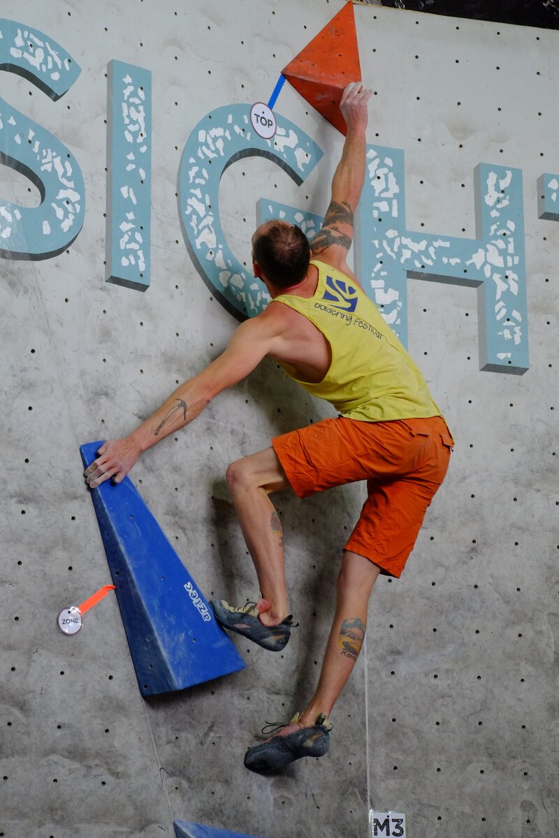 Лезу финальную трассу на соревнованиях клуба "Onsight" в Нальчике, КБР