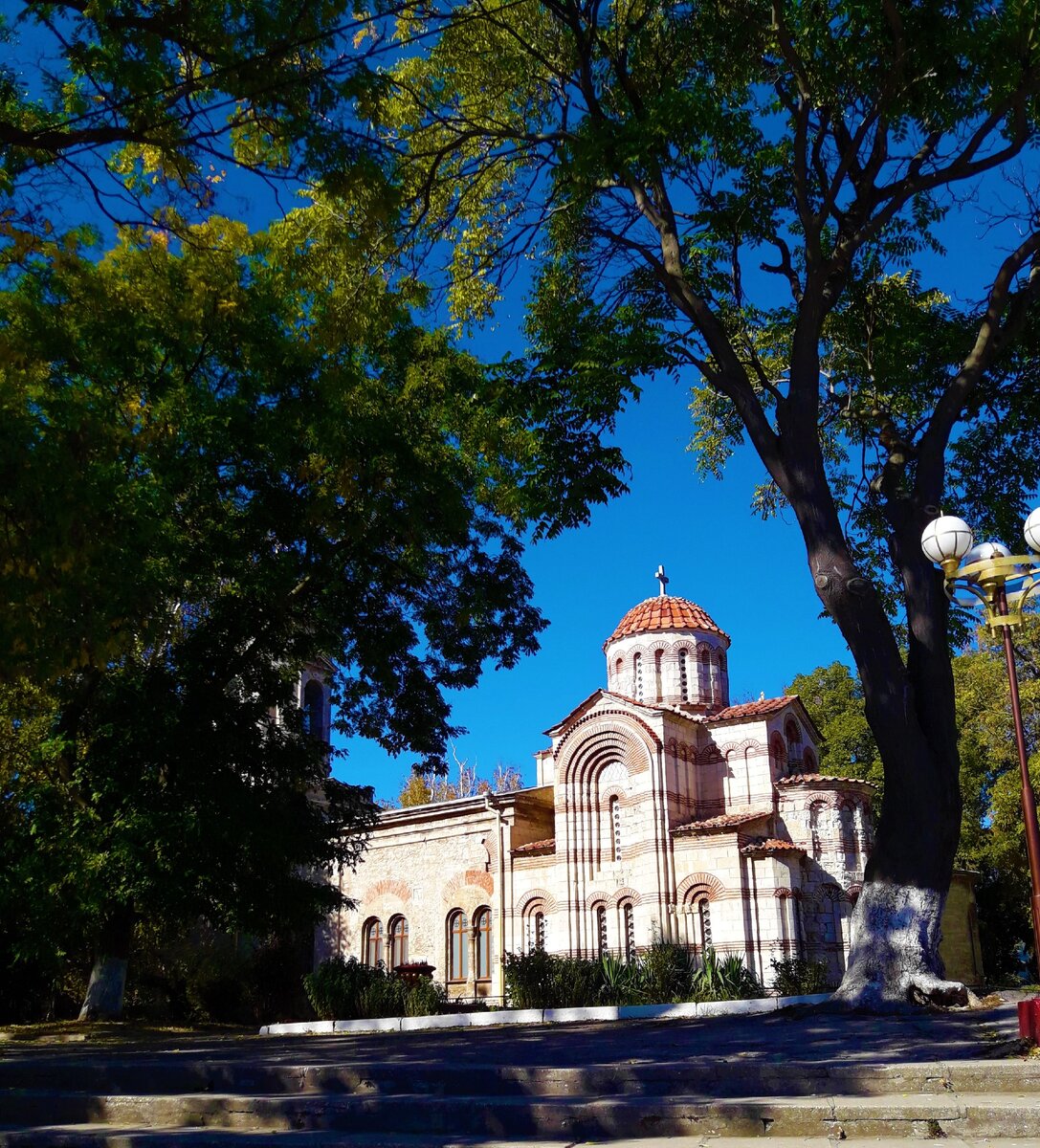 Прогулка по городу-герою Керчи, старые здания, парк и набережная