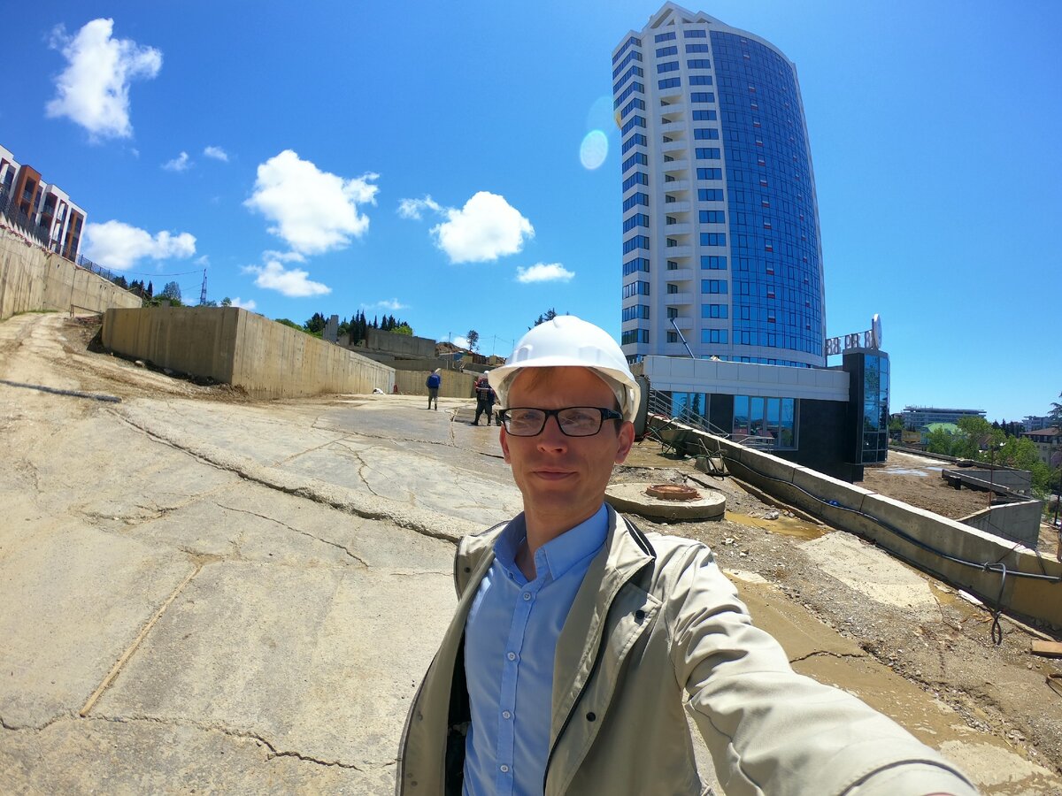 я на фоне готового корпуса Морская Симфония