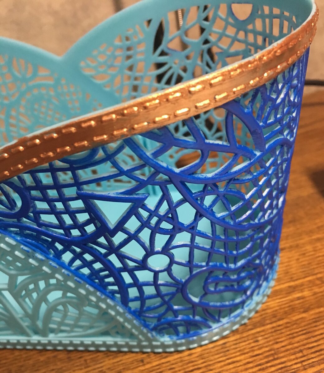 Покрасить поверхность было легко, а потом пару часов под музыку прокрашивала все эти мелкие узорчики