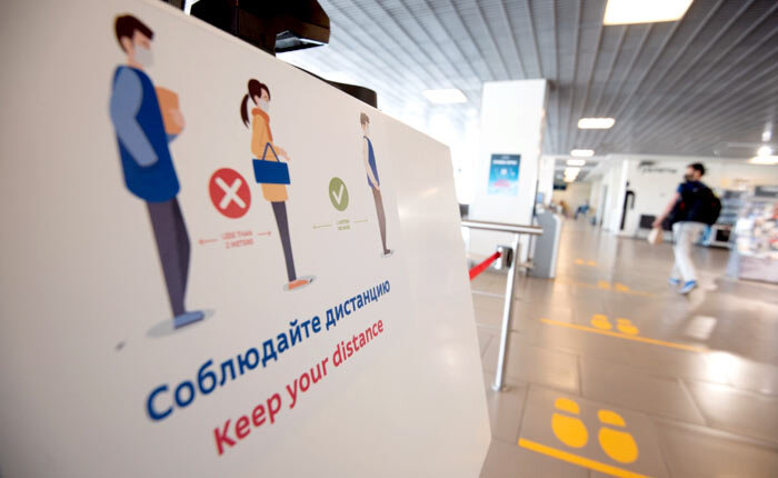 В Пулково по-прежнему советуют соблюдать дистанцию. Фото pulkovoairport.ru