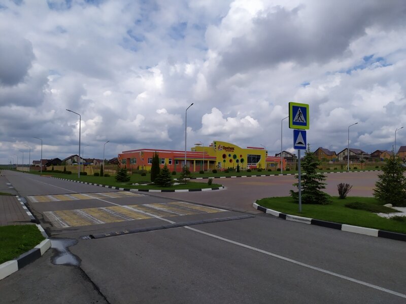 Садик для детей, школу я правда не увидел