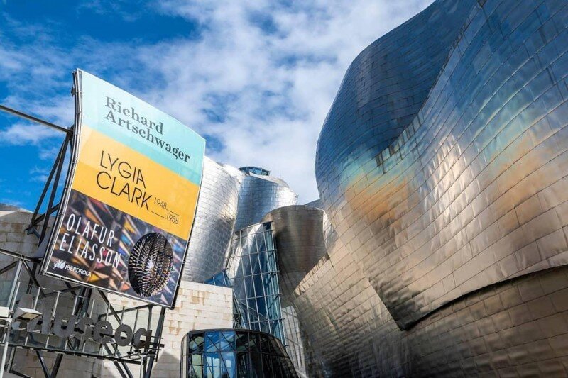 Бильбао. Рекламный плакат покрыт по технологии PURETi.Фото by Museo Guggenheim Bilbao https://www.instagram.com/p/CCDVTD5K_OS/