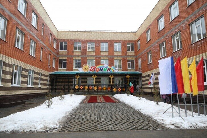 В Чебоксарах 19.02.2020 открылся новый детский сад: 250 мест, организовано 14 групп, включая ясельные. Для дошкольников обустроили залы для музыкальных и гимнастических занятий, LEGO-cтудию, творческие мастерские, оборудовали кабинеты психолога, логопеда, бассейн, просторный медицинский блок. На территории имеются 14 игровых и две спортивные площадки. Фото с сайта Сделано у нас.