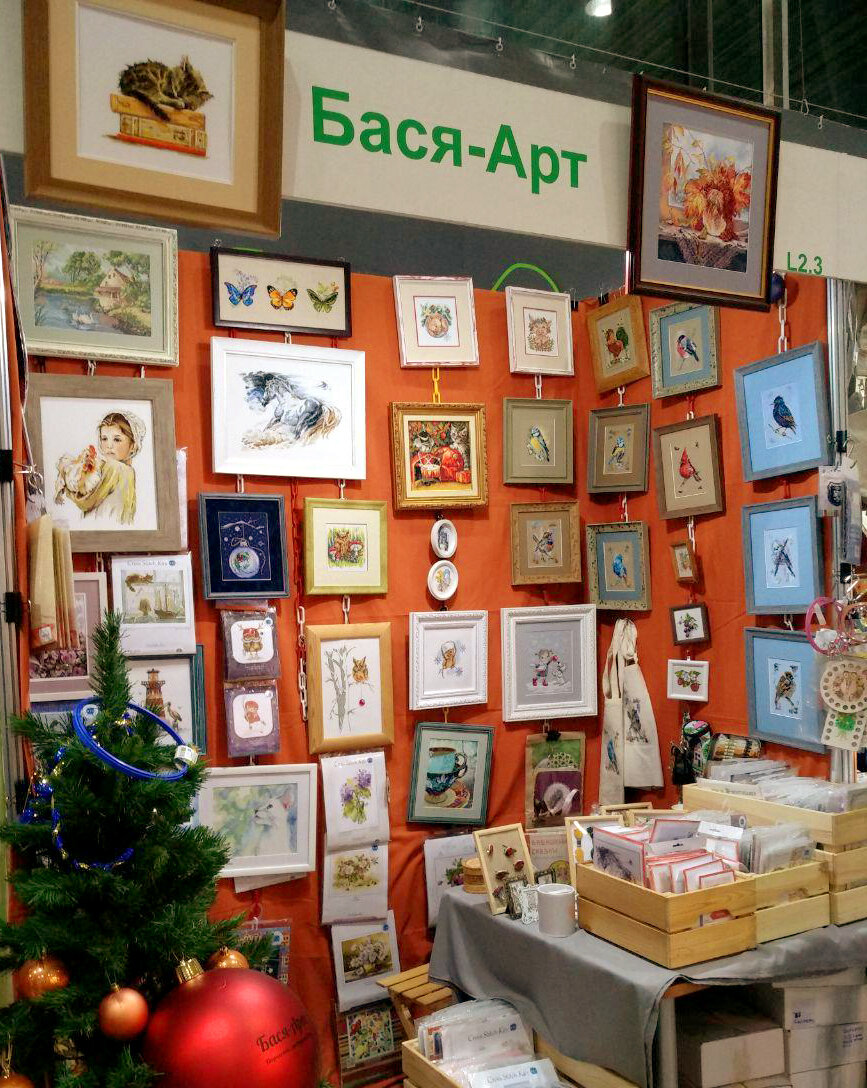 Наш стенд на одной из прошлых выставок. Ищите яркие оранжевые стены - не ошибетесь :)