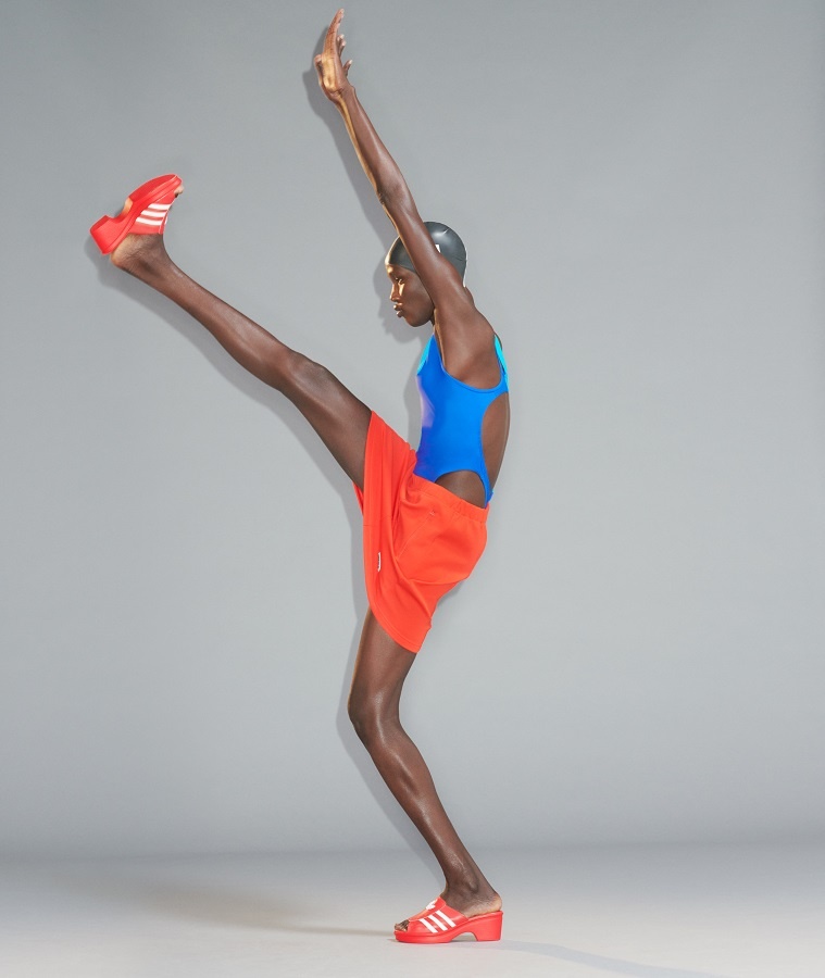 Модель в красных шлепанцах от Adidas by Lotta Volkova