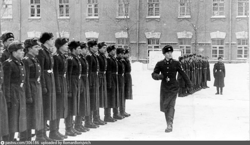 Строй курсантов. Советские курсанты. Советские военные училища. Строевая подготовка Советской армии. Курсанты СССР В строю.