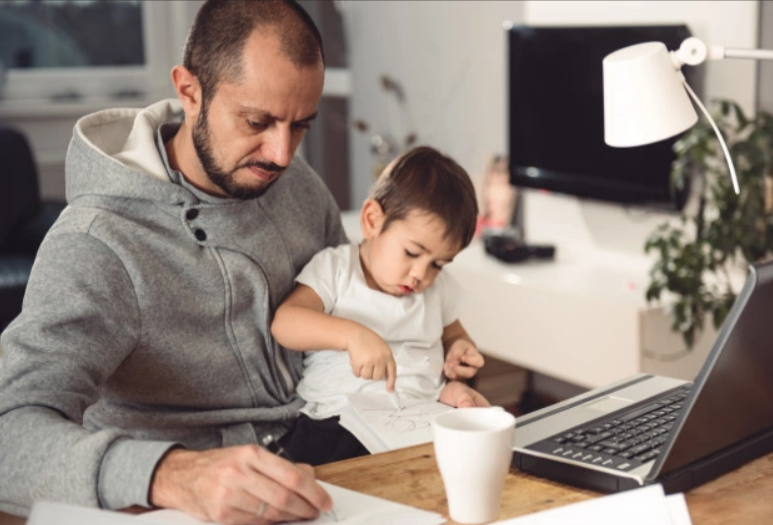 Папа пишет заявление на отпуск по уходу за ребенком