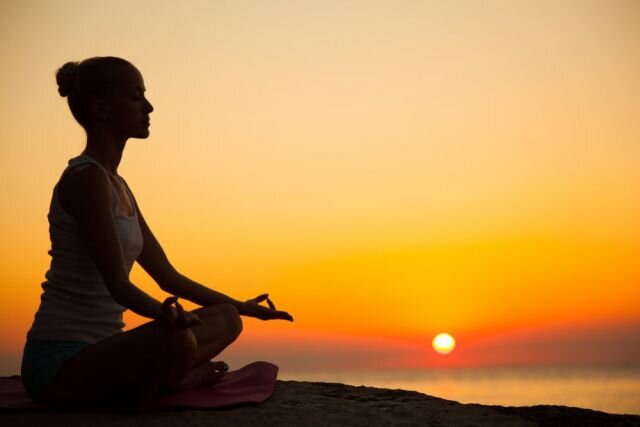 Медитация не позволяет стрессу проникнуть в ваш организм и освобождает от уже накопленного стресса. Отдых, который вы получаете во время медитации, намного глубже отдыха во время сна. 