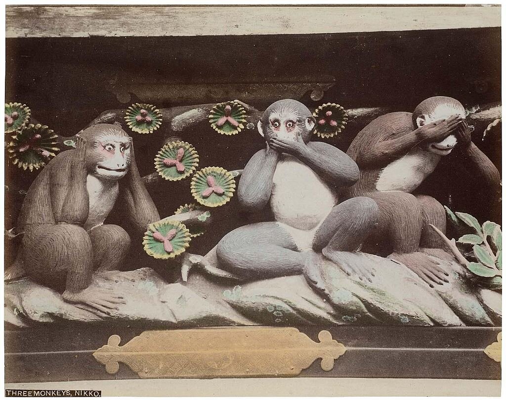 
Фотография с изображением трех обезьян из Никко. Фотограф Тамамура Кодзабуро. Япония, 1892—1894 гг. 18,5×24 см. В собрании MFA, инв. №2004.268.31