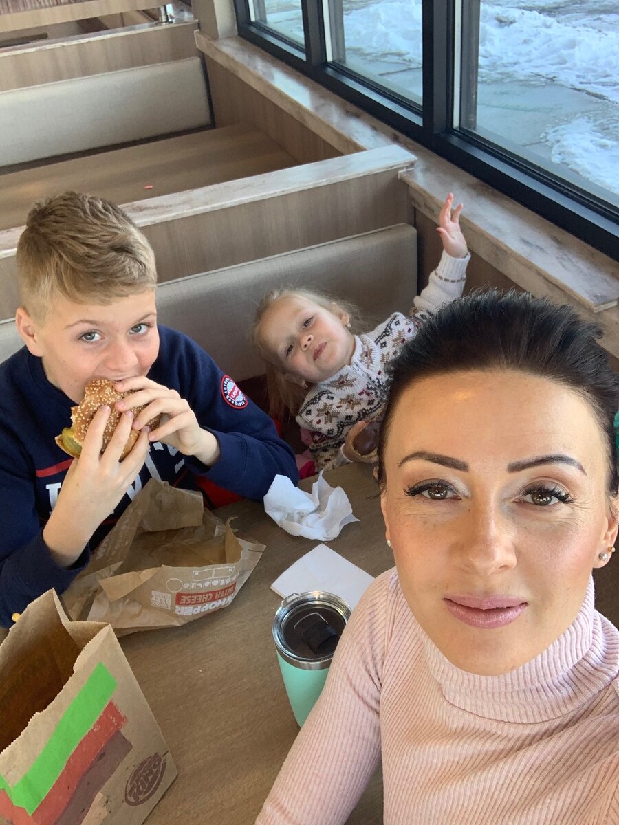 Иногда , когда сильно приспичит позволяю детям это)))