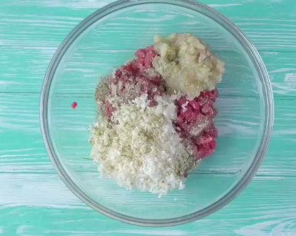 Мясо – 300 гр. (можно готовый любой фарш)
Лук – 70 гр.
Рис – 100 гр.
Соль – 0,5 ст.л.
Картофель – 600 гр.
Сметана 10% - 300 гр. (необязательно)
Томатная паста – 2 ст.л.
Соль – 1 ст.л.
Вода кипяток – 500 гр.



Перекрутите в мясорубке мясо, лук и добавьте промытый рис. Затем соль, приправы  и перец. Перемешайте рукой, затем сформируйте шарики. 
