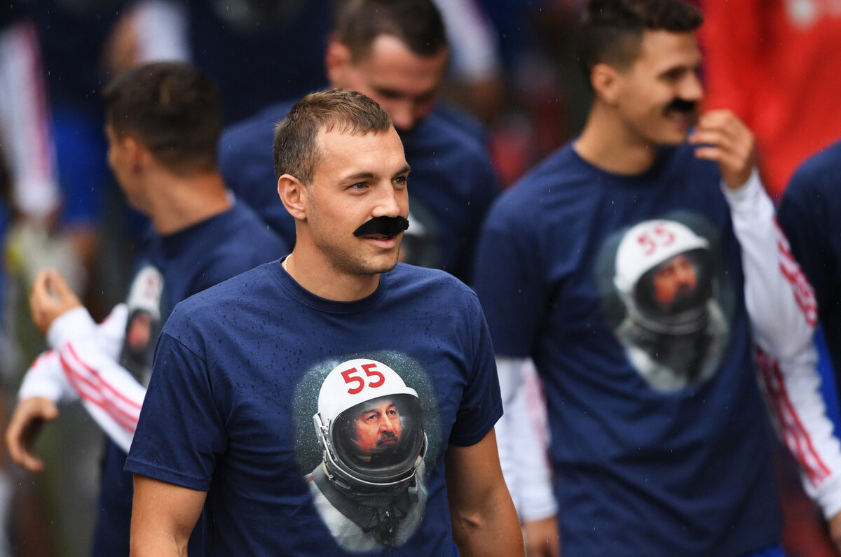 не помогают  Дзюбе последнее время ни накладные усы, ни отрощенные.