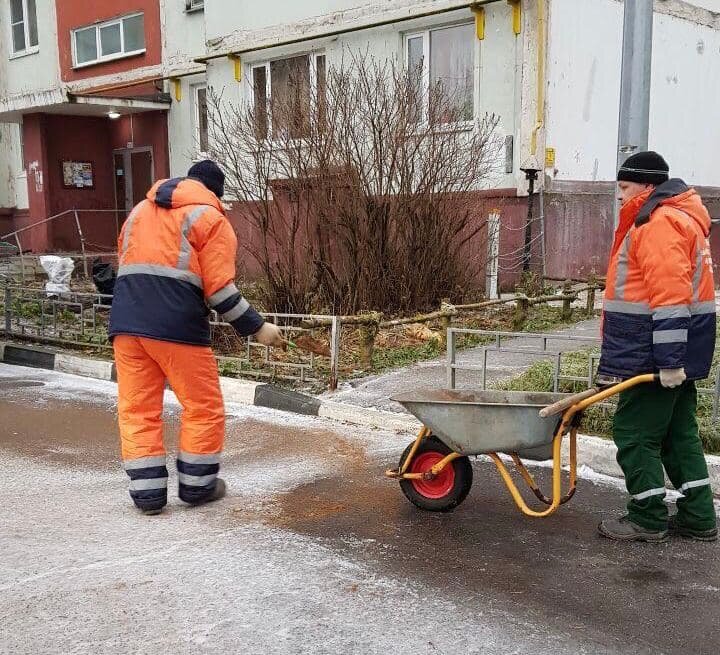 наледь во дворах обрабатывается пескосоляной смесью