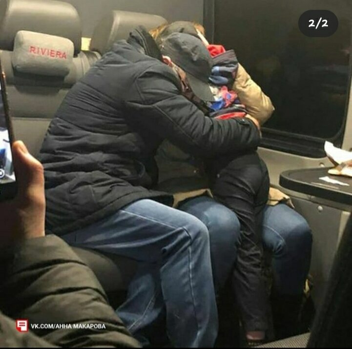 Родители обнимают найденного Савелия