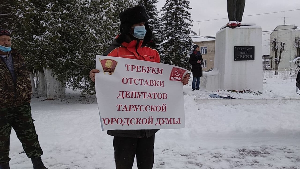 Активист КПРФ на митинге против переименований улиц в Тарусе (фото: https://news.myseldon.com/ru/news/index/241097294)