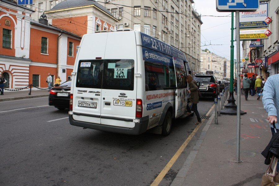 обязаны ли пропускать автобус отъезжающий от остановки