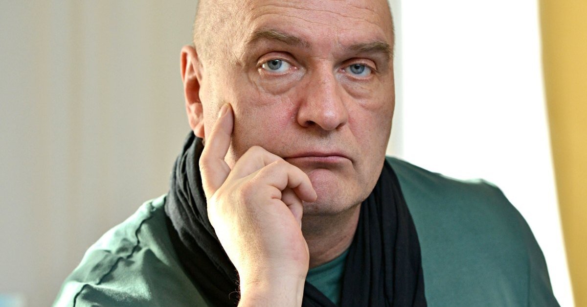 Александр Балуев известен каждому, кто знакомился с русским кинематографом. Харизматичный актер, в карьере у которого случались свои творческие взлеты и падения.-2