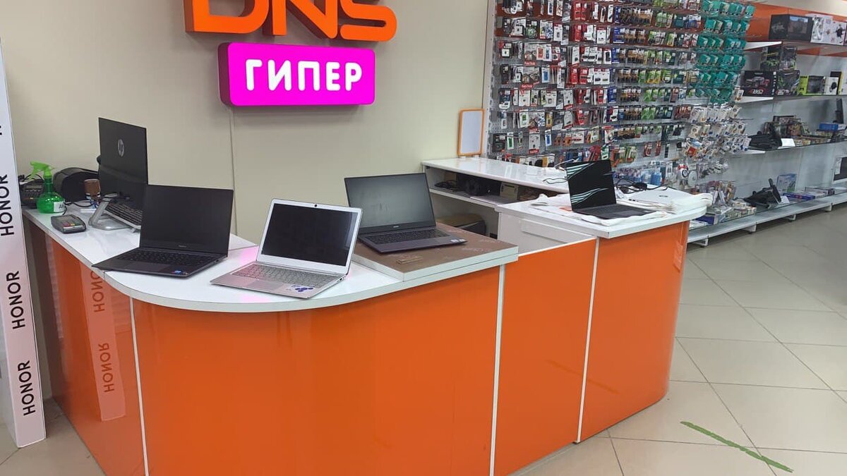 Убрали с витрины, потому что когда я пришел, то обнаружил что сверху обильно льет вода. Чтобы обезопасить ноутбуки, куда вода капала, мы их переставили пока на кассу