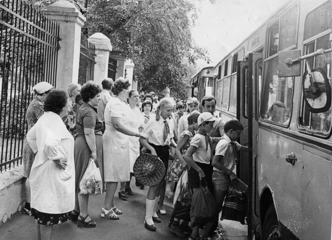 Посадка детей в автобусы  для отправки в пионерский лагерь. (фото из открытого источника в интернете)