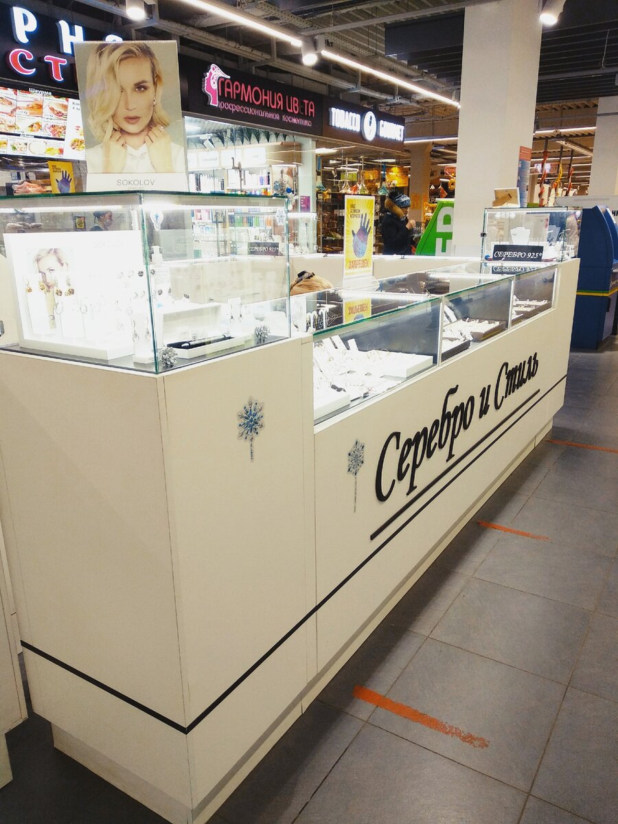 Стоит заглядывать в такие лавочки.  Обязательно отыщете  что-то стоящее и недорогое