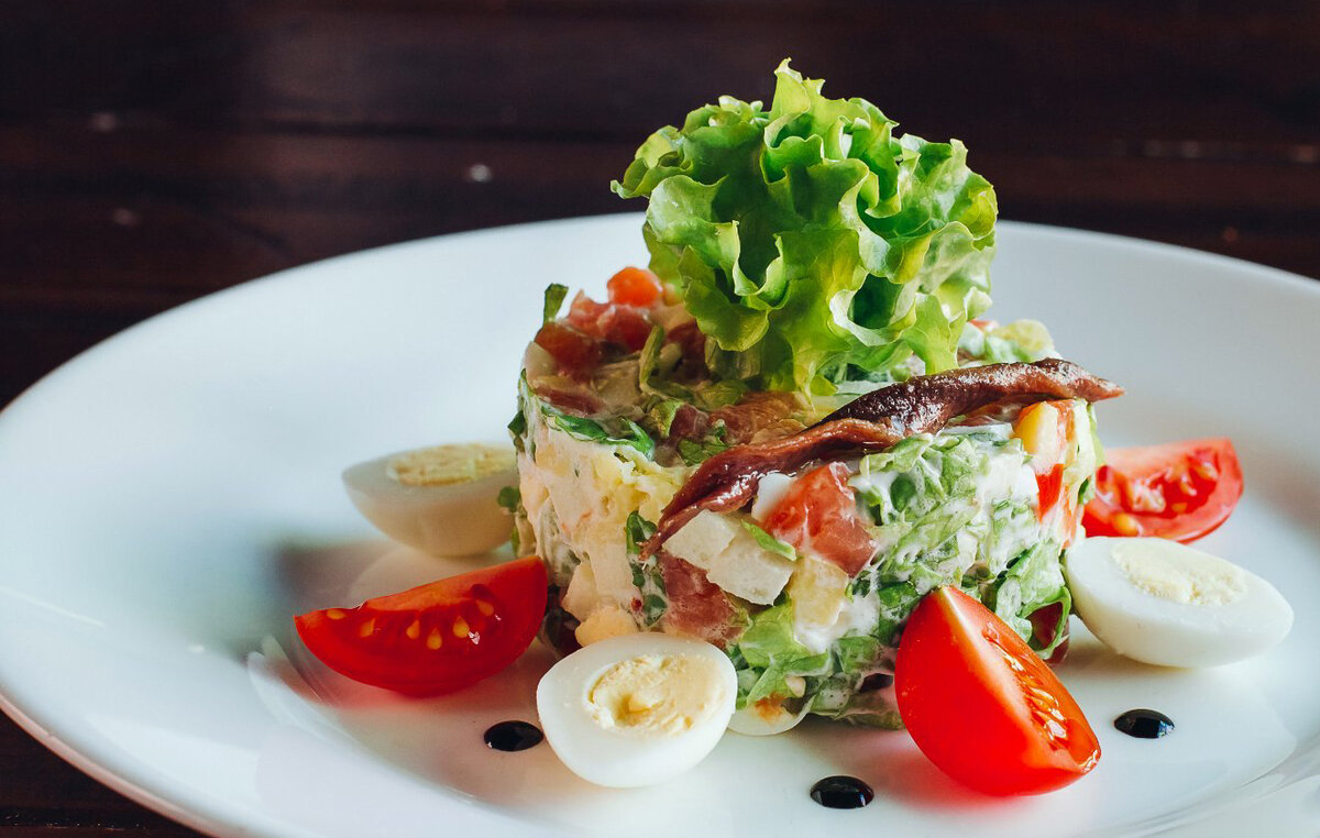 салат из сёмги с перепелиными яйцами