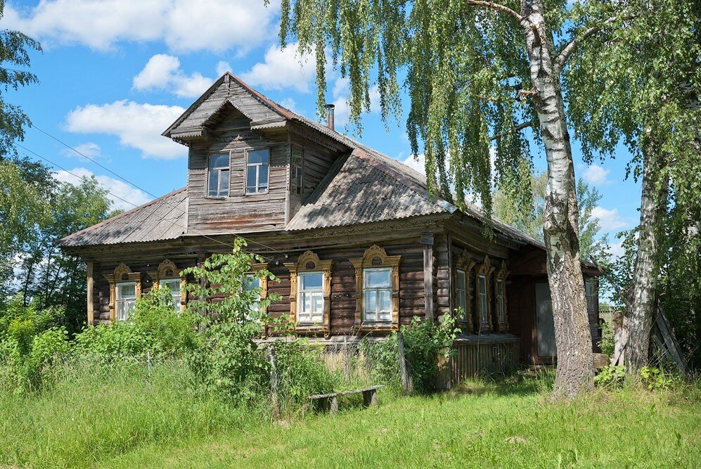 Из деревни в деревню на дзене последнее. Вид на деревню. Деревенский домик у старой церкви. Деревенский дом с березой.