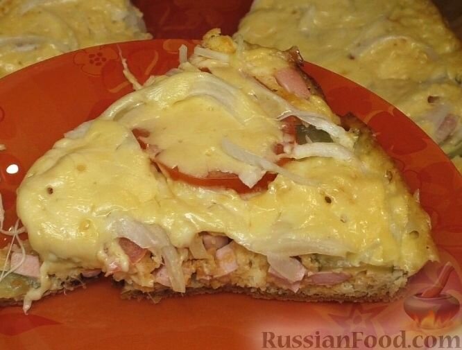 Вкусная, ароматная и нежная пицца без возни с тестом - это реальность! Представляю вашему вниманию простейший рецепт домашней пиццы на сковороде. Можно приготовить быструю пиццу за 10 минут! Чтобы приготовить жидкое тесто для пиццы, хорошо перемешайте с помощью венчика яйца, майонез, муку и немного соли. Вылейте тесто в сковороду (с антипригарным покрытием), в которой будет готовиться пицца. Кетчуп аккуратно распределите его по поверхности теста. Овощи и колбасу нарежьте небольшими кусочками или кружочками (кому как нравится) и в произвольном порядке разложите на тесто.  Сверху, не скупясь, присыпьте все тертым сыром. Поставьте сковороду с "ленивой" пиццей на медленный огонь и накройте крышкой. Выпекается пицца на сковороде примерно 10 минут (проверяйте готовность теста зубочисткой).  Вкусная и ароматная домашняя пицца на сковороде готова!
Всем приятного аппетита!