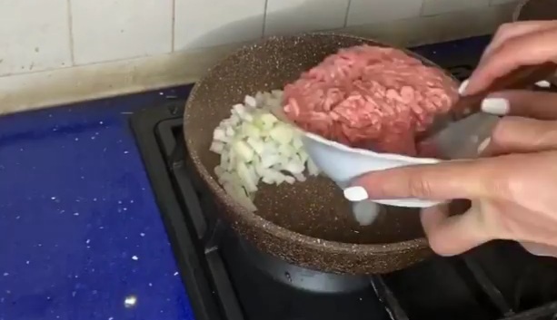 Смешать лук с фаршем