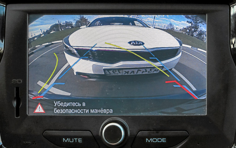 Картинка с камеры Весты яркая, а линии-подсказки — динамические. И за такие деньги это вполне неплохо.