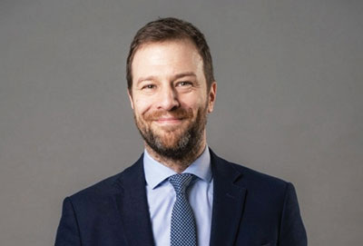 Исполнительный директор Союза автосервисов Виталий Новиков  дал подробный комментарий, почему долгожданная реформа ТО может не заработать, как планировалось. «Какое-то время технического осмотра в стране фактически не было. Суть техосмотра — предотвратить выезд на дороги общего пользования автомобилей с неисправностями, угрожающими потерей управляемости. Россия в этой области имеет международные обязательства — она ратифицировала соглашение 1998 года, по которым обязана иметь примерно такой же государственный техосмотр как и все участники европейской конвенции 1958 года»,  — напомнил Виталий. «В процессе эксплуатации автомобиль приобретает неисправности, которые длительное время не препятствуют его эксплуатации, но выводят его характеристики за рамки допустимого. Эти неисправности могут быть незаметны для владельца, но иногда владельцы сознательно их не устраняют, экономя средства на ремонте. Так как автомобиль является средством повышенной опасности с одной стороны и средством самовыражения с другой — многие владельцы еще и индивидуализируют автомобили, приводя их в небезопасное состояние. Стоит отметить, что за последнее время добавилась еще одна функция технического осмотра — контроль состояния транспортных средств на соответствие требований к экологическому классу. Огромным спросом сейчас пользуется такая услуга как «удаление катализатора из системы отработавших газов». Такая манипуляция с автомобилем наносит ущерб как окружающей среде и людям, так и водителю».