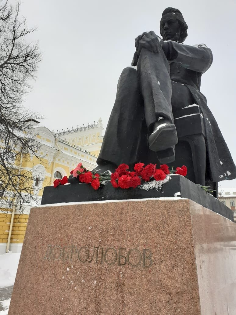 Памятник Н.А.Добролюбову в Нижнем Новгороде