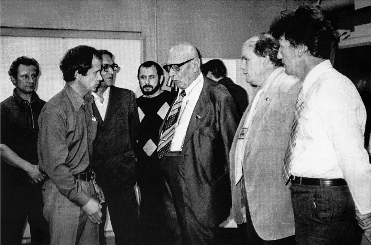 Президент АН СССР Анатолий Александров (в центре) и вице-президент АН СССР Евгений Леонов (правее), встреча с инженерами-компьютерщиками. Фото: https://avatars.mds.yandex.net/